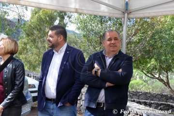 Emotivo acto de descubrimiento de la placa del pasaje que recuerda al periodista Adolfo Santana en Cernícalos (Foto TA)